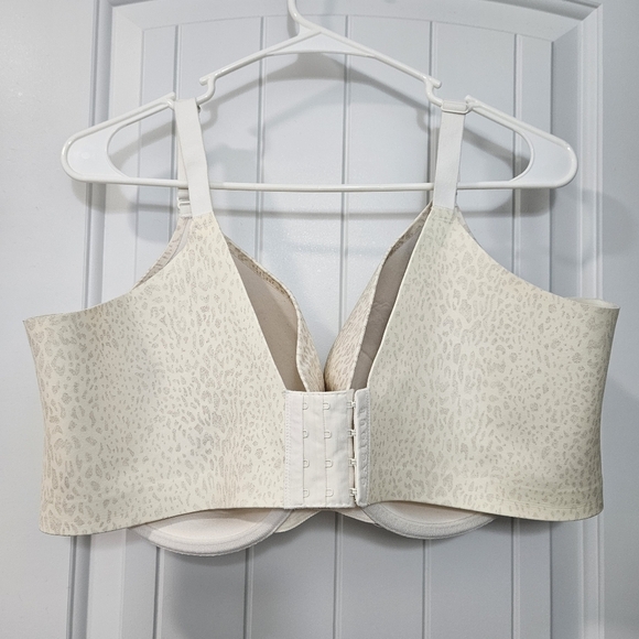Cacique By Lane Bryant Cream Animal Print  Back smoothing Underwire Bra 42F - Picture 5 of 8